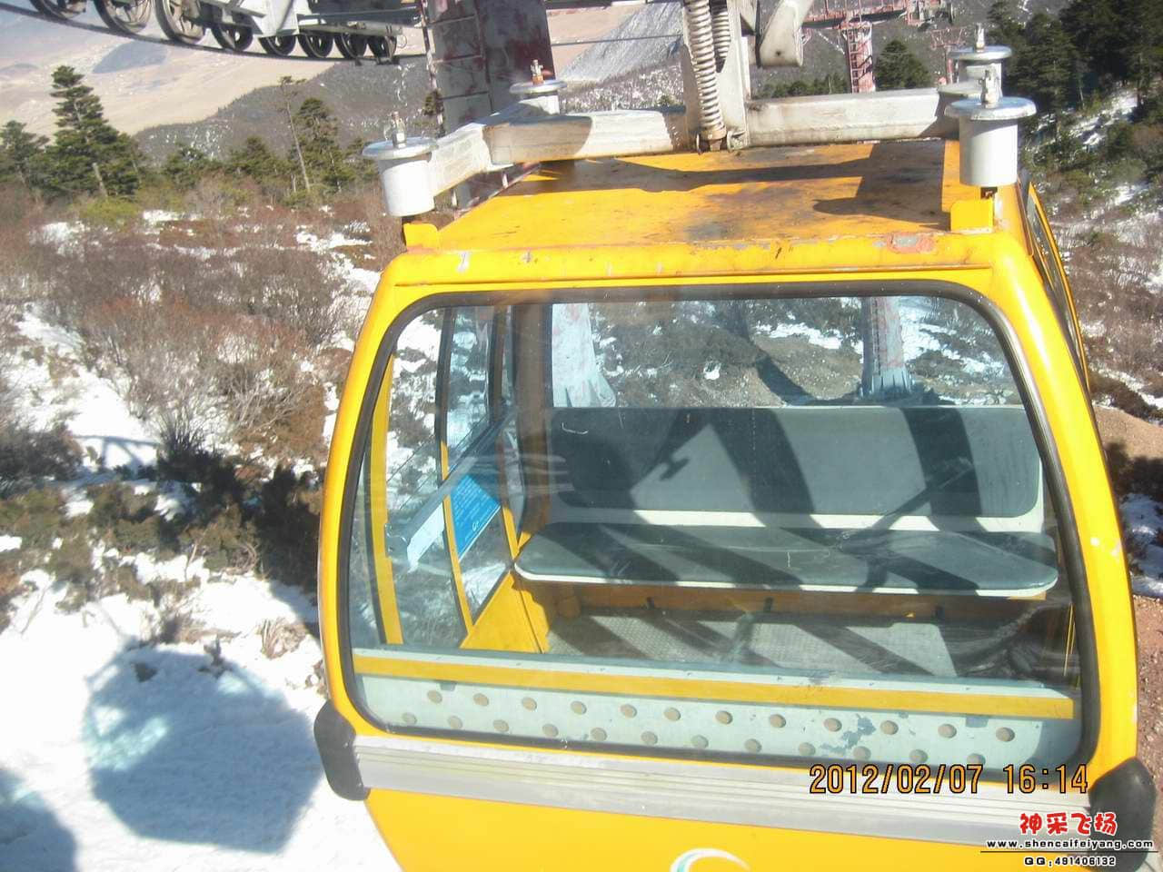 上雪山的缆车
