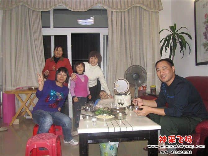 红色衫仔的就是可爱的元瑗啦