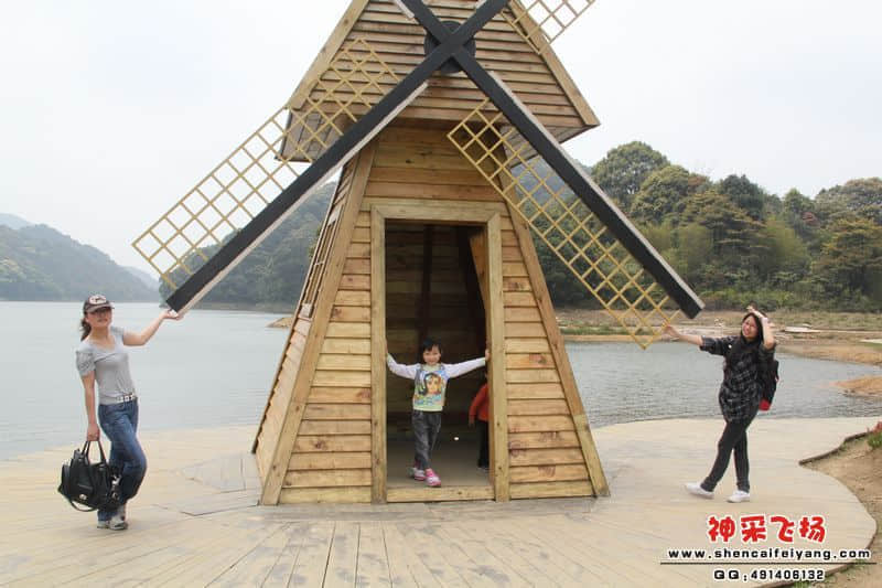 风车下留影