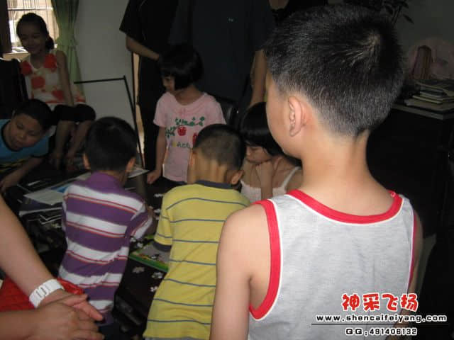 学生在表演