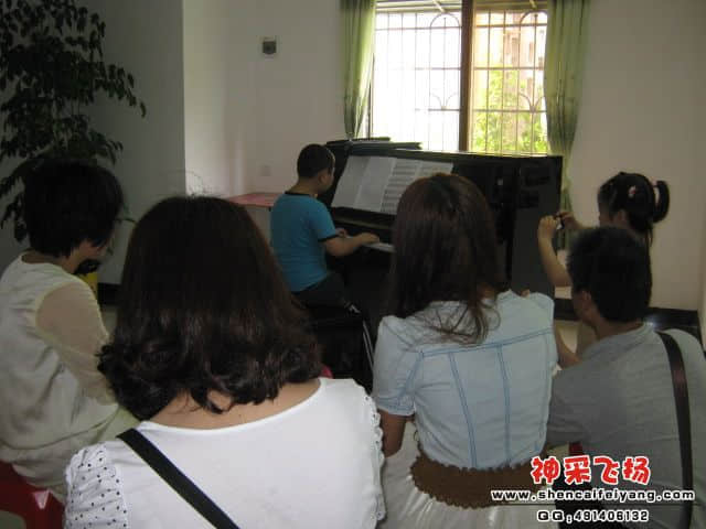 学生在表演