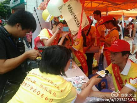 电视台记者采访志愿者.jpg