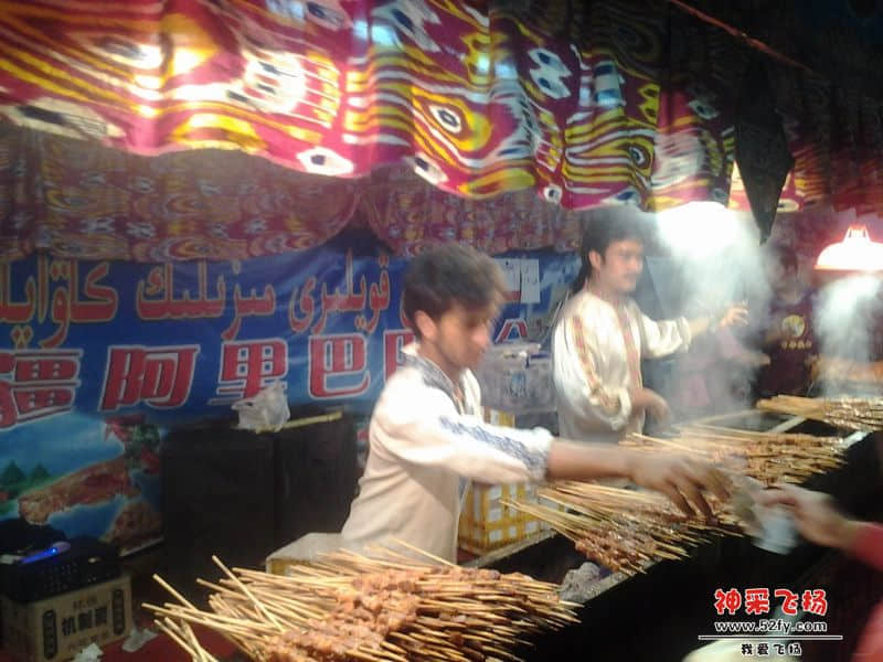 这两位老板一边跳舞一边烤羊肉串！生意超好的！
