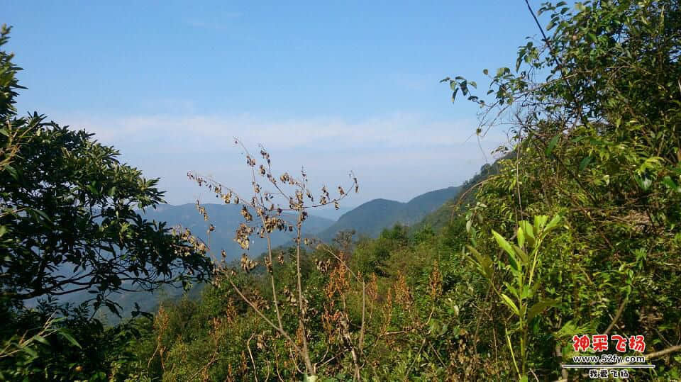 海拔相当高了，和远处高山几乎平视