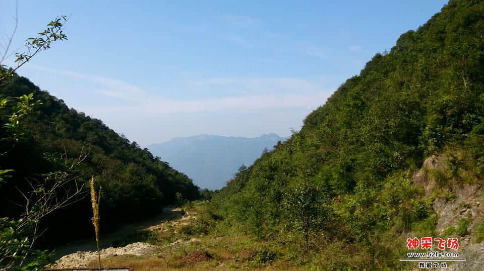 垭口处远眺老虎头山