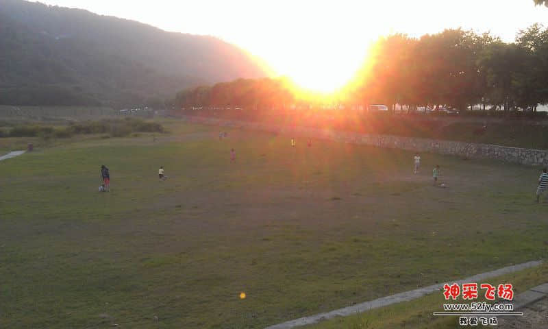 夕阳下踢足球