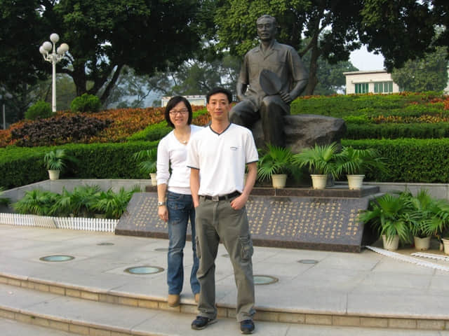 劳动大学..周恩来铜像