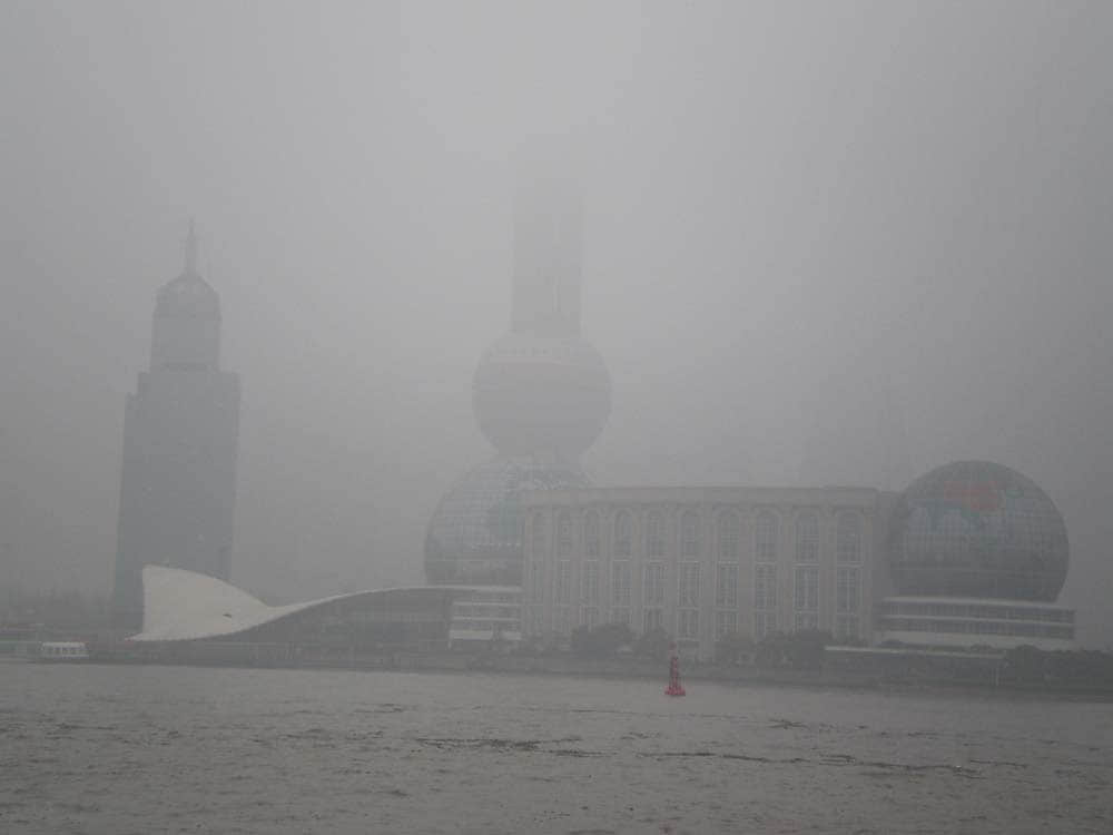 雾中的东方明珠塔