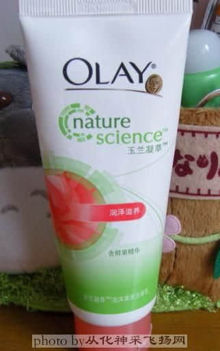 妹妹正在使用的洗面奶