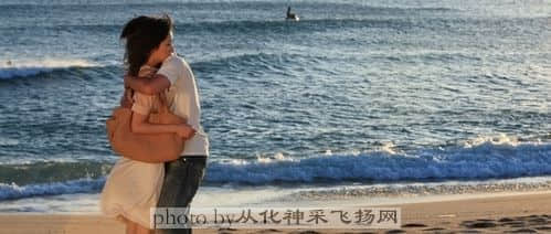 好感人的瞬间,男主角紧紧抱住心爱的人,他觉得一定要珍惜她!