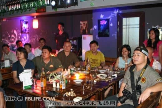 晚饭后我们赶到南宁族人--铁甲战士DX的狼爵酒吧，观看世界体育盛事的现场直播