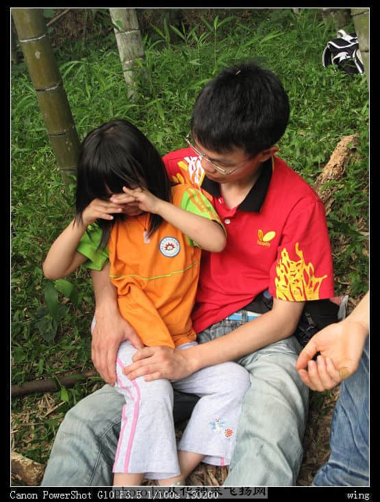 妹妹乖。。。哥哥带你去睇金鱼。。。哈