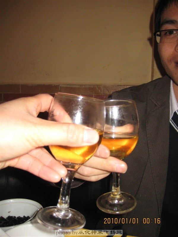 为新年的到来举杯