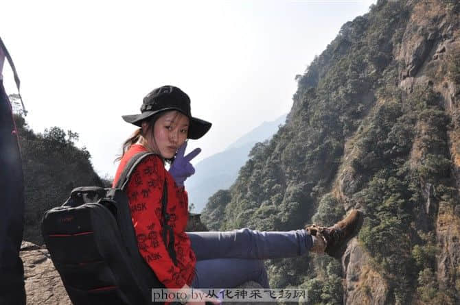 她竟然敢坐在悬崖边上面不改色